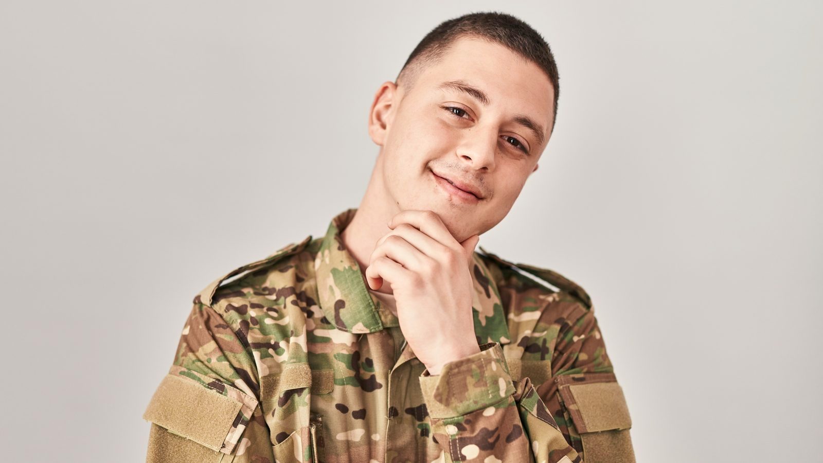 Giovane in divisa militare mimetica