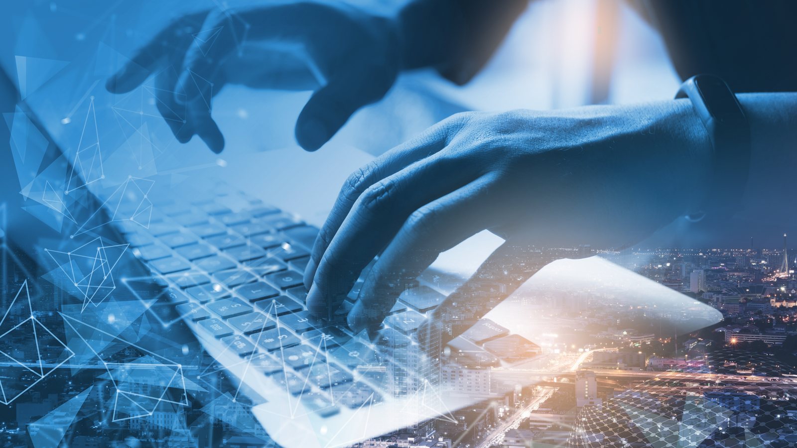 Mani su un portatile con sovrapposto uno schema di rete e telecomunicazioni
