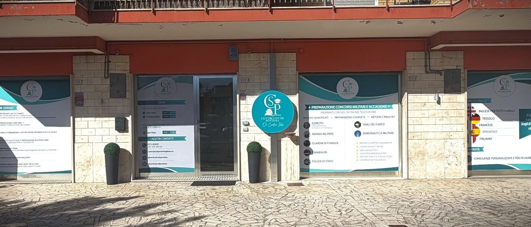 La sede del Centro Studi Pontinia in Viale Italia, con le vetrine dei servizi